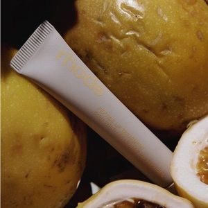 Rhode peptide lip treatment in passionfruit jelly